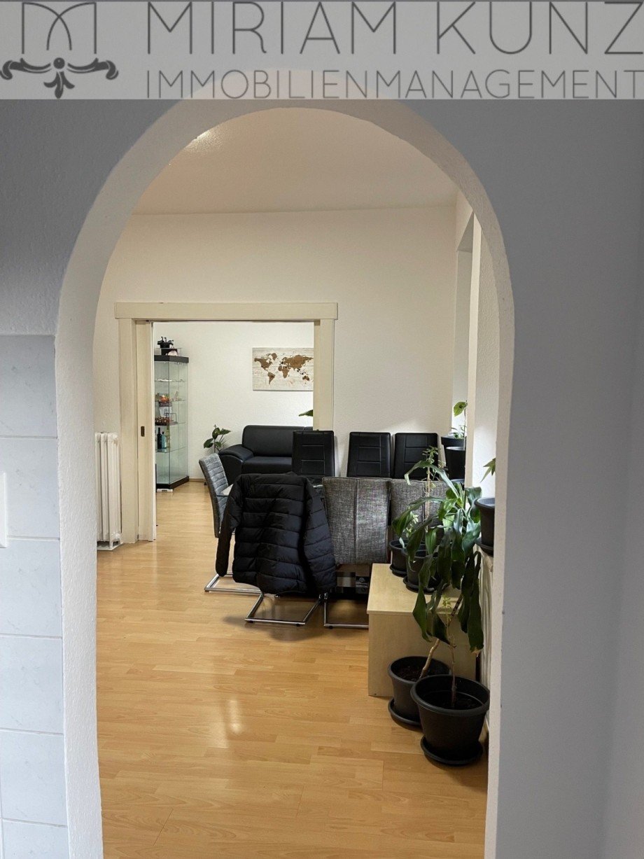 Blick von K�che durchs Wohnen Mehrfamilienhaus Weilburg