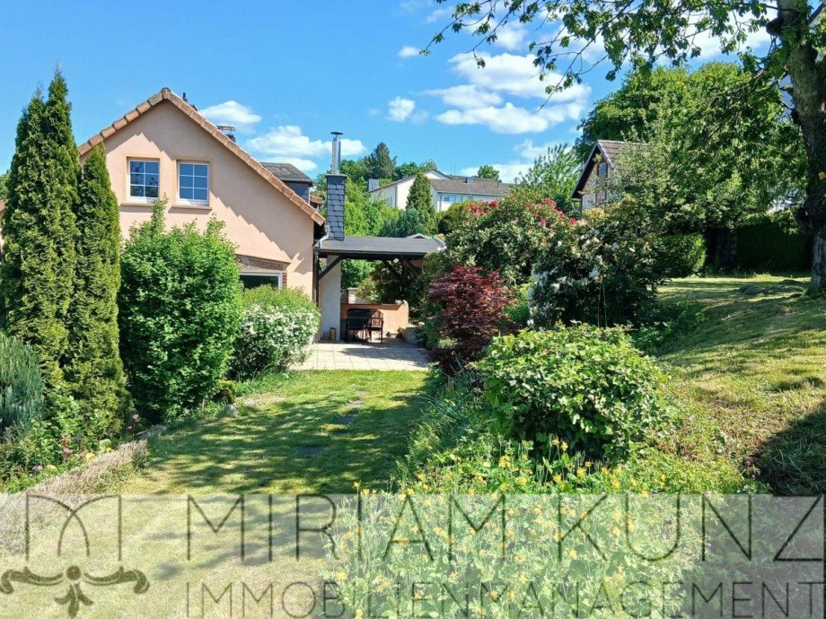 Vom Garten aufs Haus Einfamilienhaus Weilburg