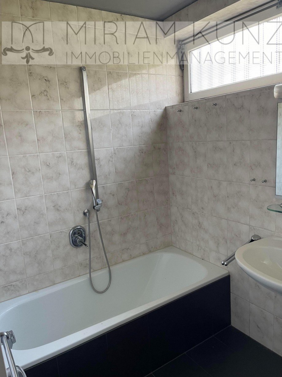 Badezimmer 2 mit Badewanne Einfamilienhaus Weilburg