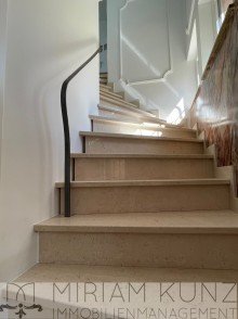 Treppe zu Wohnung im OG Leider verkauft! Familienhaus mit Charme
