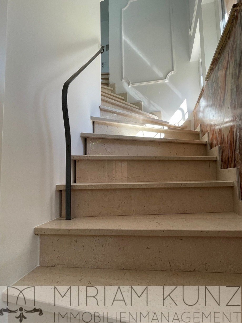 Treppe zu Wohnung im OG Einfamilienhaus Weilburg