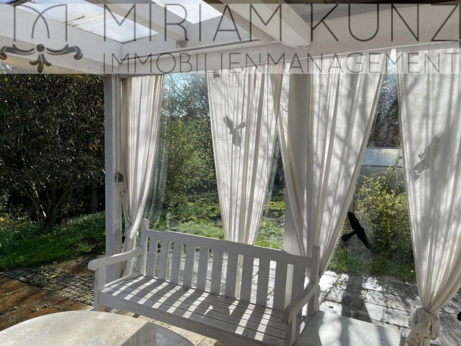 Terrasse mit Glasschiebet�r Einfamilienhaus Weilburg