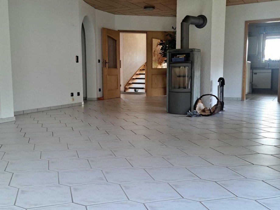 Wohnzimmer mit Blick in Flur und K�che Einfamilienhaus L�hnberg